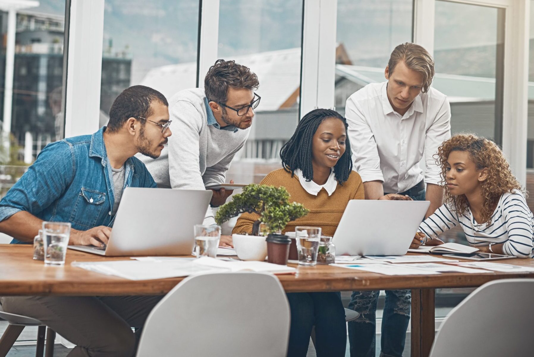 Educators-and-Publishers-around-a-table-discussing-content-licensing-