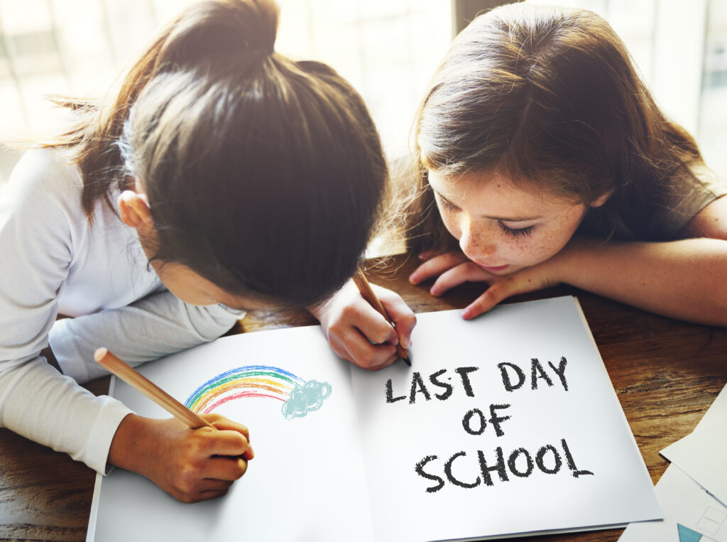 kids making last day of school card